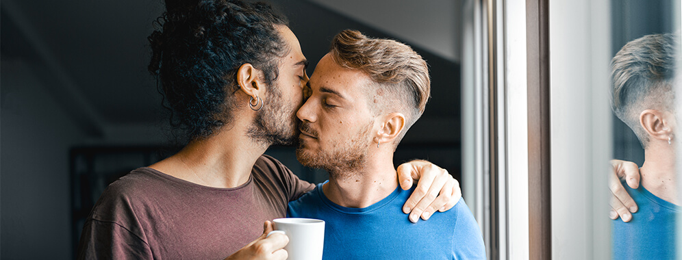 Zwei Männer umarmen sich. 