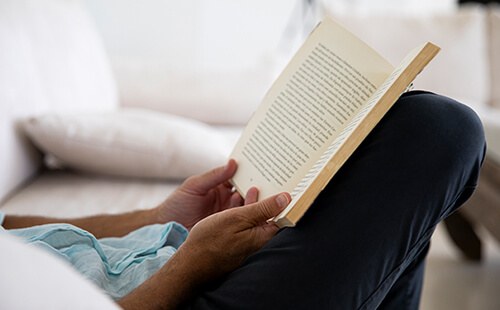 Ein Buch wird gelesen. 