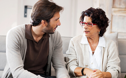 Zwei Personen unterhalten sich.