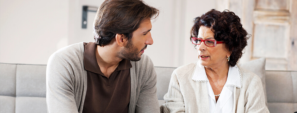 Zwei Personen unterhalten sich. 
