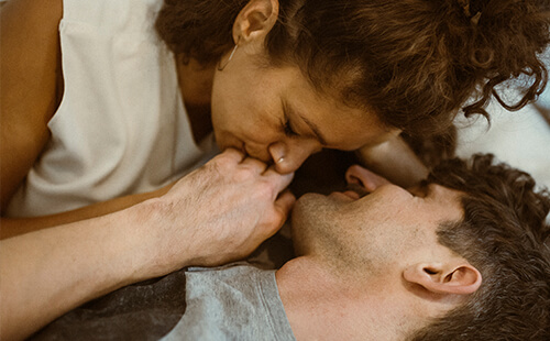 Man sieht ein Pärchen