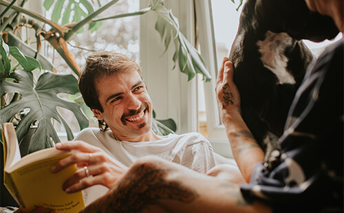 Man sieht einen lächelnden Mann.