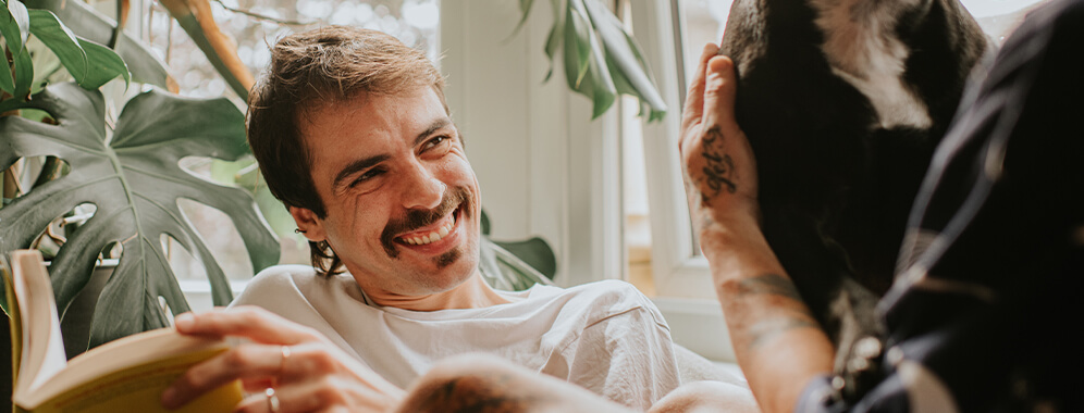 Man sieht einen lächelnden Mann. 