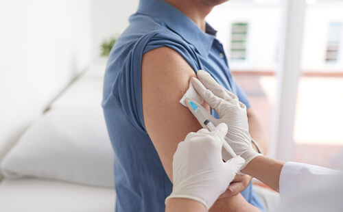 Eine Impfung wird in den Oberarm gegeben.