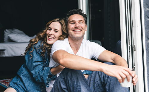 Eine Frau umarmt einen Mann.