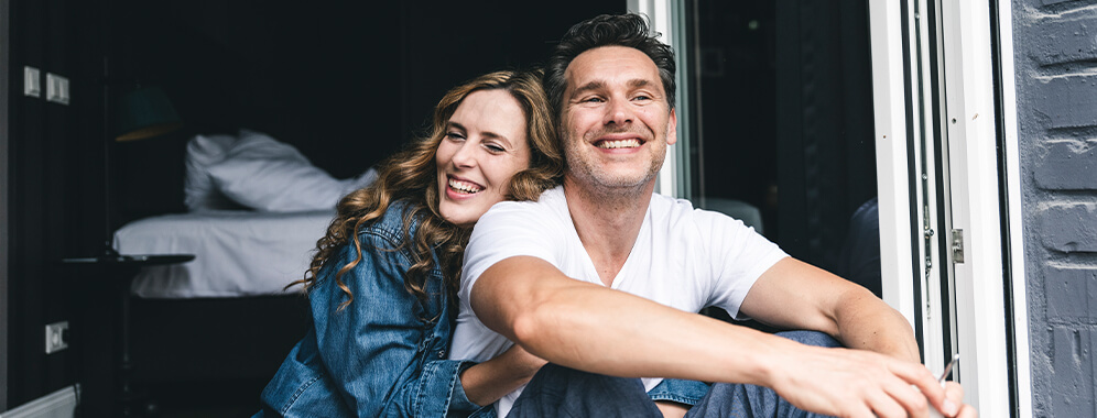 Eine Frau umarmt einen Mann. 