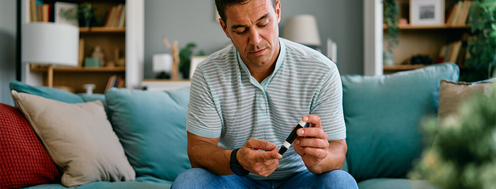 Ein Mann benutzt einen Pen auf seinem Zeigefinger. 