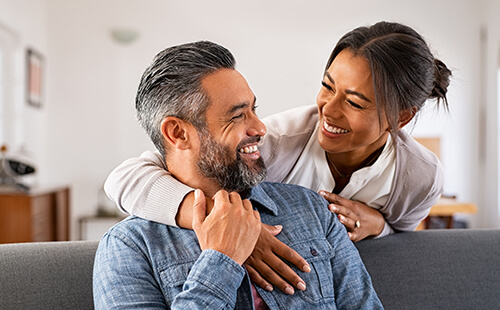 Ein Pärchen lächelt sich an.