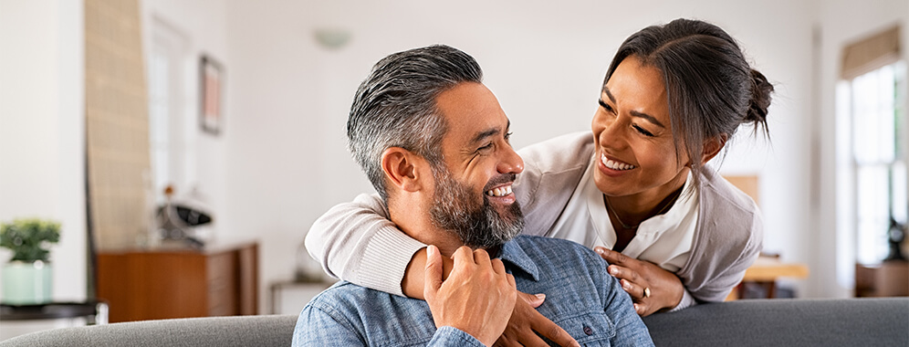 Eine Pärchen lächelt sich an. 