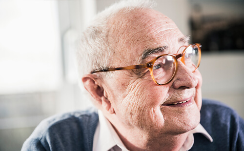 Man sieht einen älteren Mann.