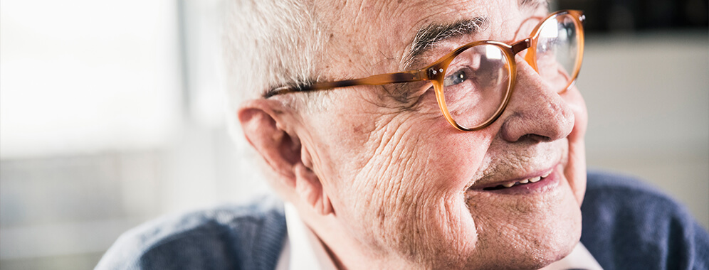 Man sieht einen älteren Mann. 