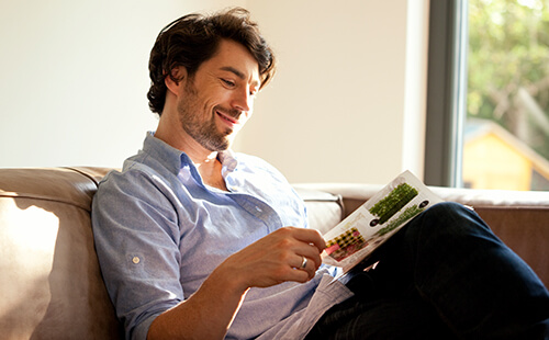 Ein Mann liest eine Zeitschrift