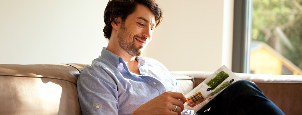 Ein Mann liest eine Zeitschrift. 