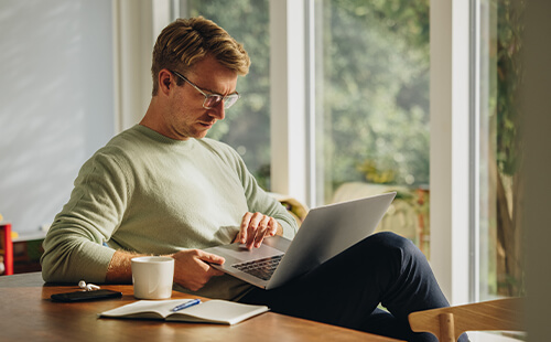 Ein Mann ist am Laptop.