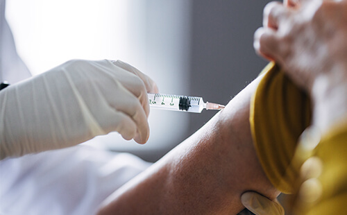 Eine Spritze wird gesetzt.