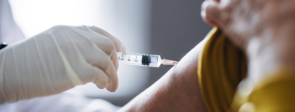 Eine Spritze wird gesetzt.