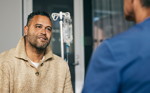 Zwei Männer unterhalten sich.