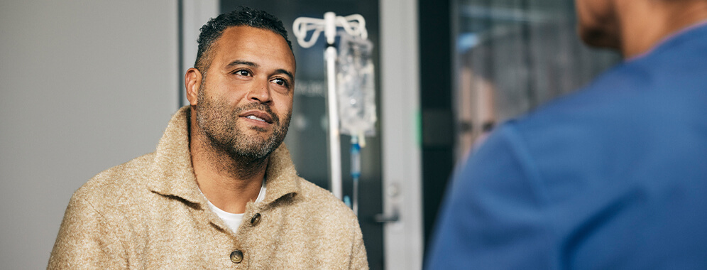 Zwei Männer unterhalten sich.