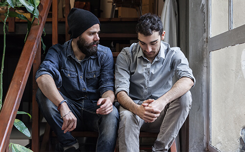 Zwei Männer unterhalten sich.