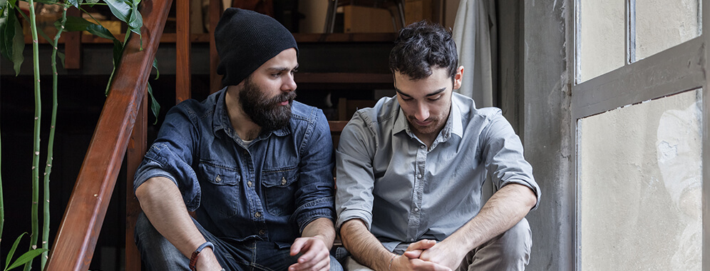 Zwei Männer unterhalten sich.