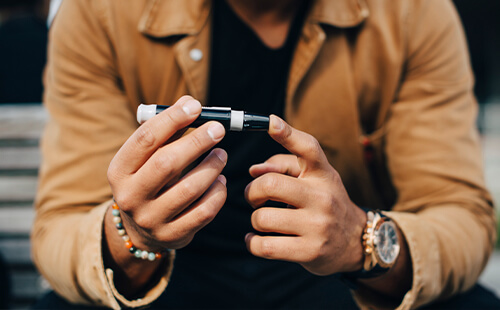 Ein Mann benutzt einen Pen am Finger.