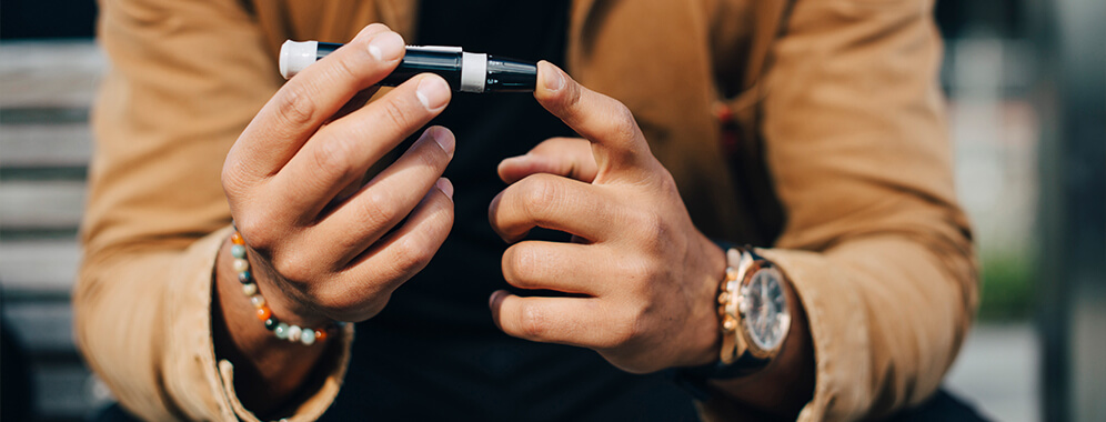 Ein Mann benutzt einen Pen am Finger.