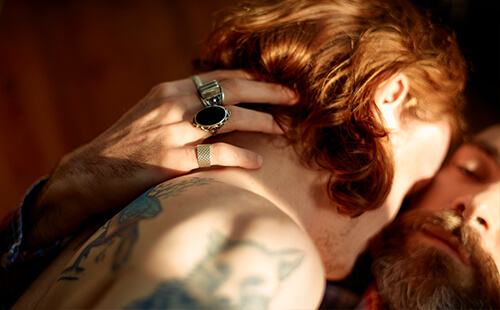 Zwei Männer umarmen sich.