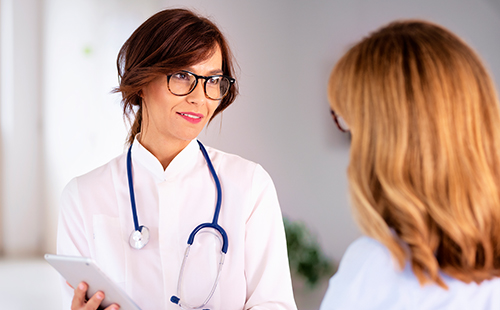 Eine MS-Patientin spricht mit einer Ärztin.