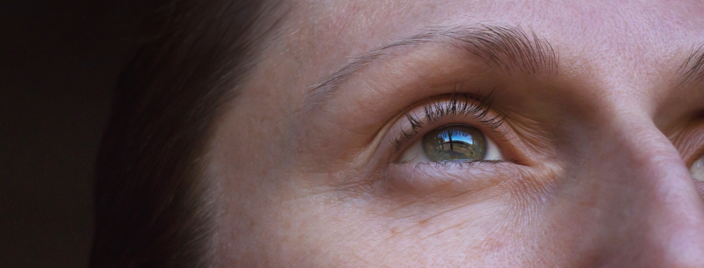 Weibliches Auge in Großaufnahme. 