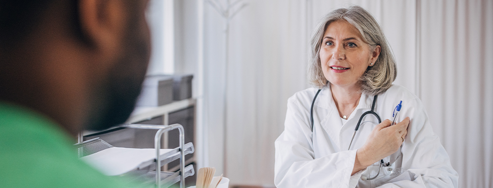 Ärztin erklärt Patient etwas.