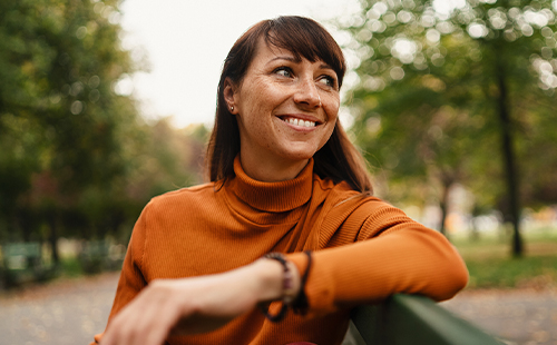 Frau mit MS liest einen Zeitungsartikel