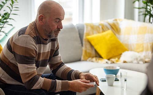 Ein Mann testet sich zuhause. 