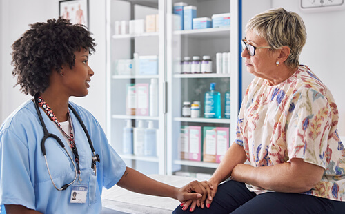 Eine Person spricht mit dem Arzt in der Praxis