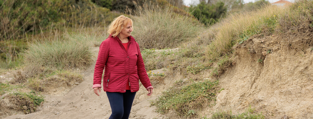 Eine Frau geht spazieren. 