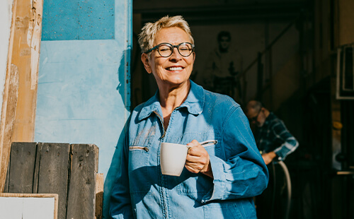 Eine Frau lächelt in die Sonne. 