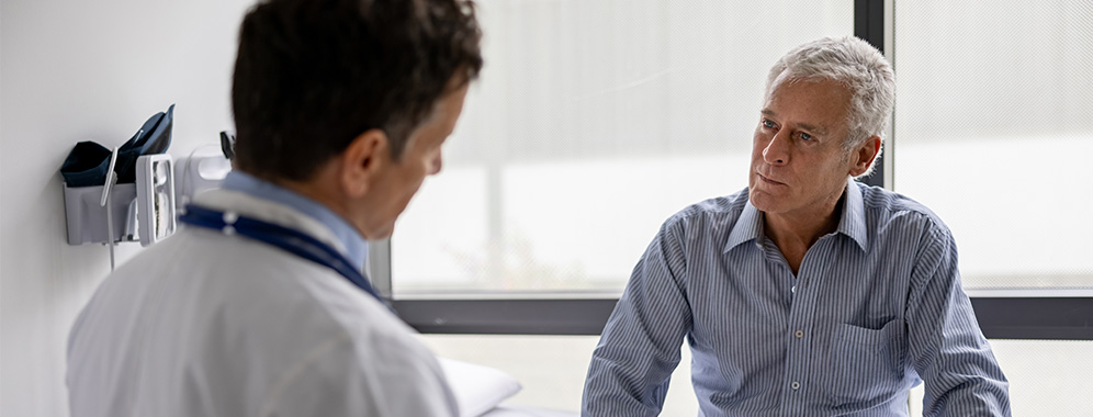 Ein Mann beim Arztgespräch.