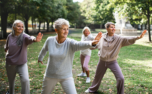 Frauen beim Yoga im Freien. 