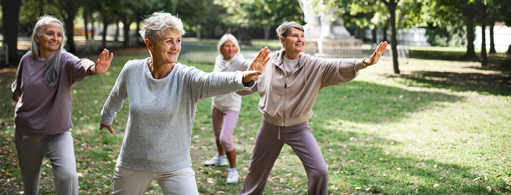 4 Frauen beim Sport im Park. 