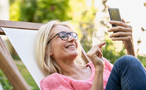 Eine Frau liest etwas auf dem Handy.