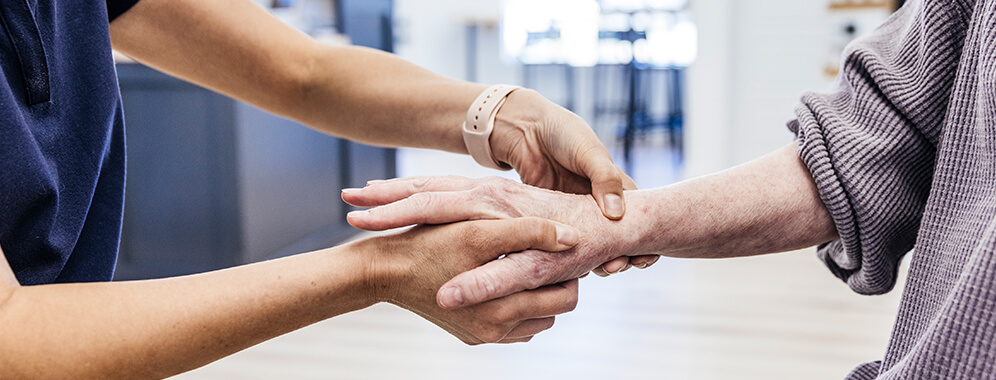 Ein Handgelenk wird untersucht.