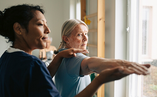 Eine ältere Frau bei der Physiotherapie.