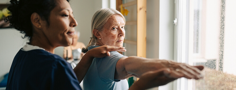 Eine ältere Dame bei der Physiotherapie