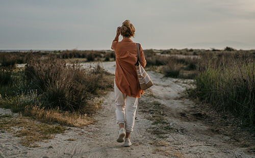 Eine Frau geht spazieren. 