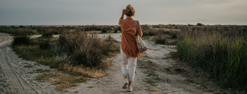 Eine Frau geht spazieren.