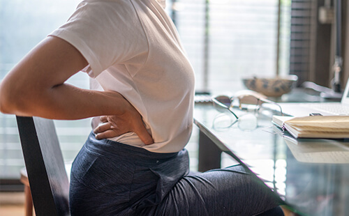 Eine Frau dehnt sich nach hinten. 