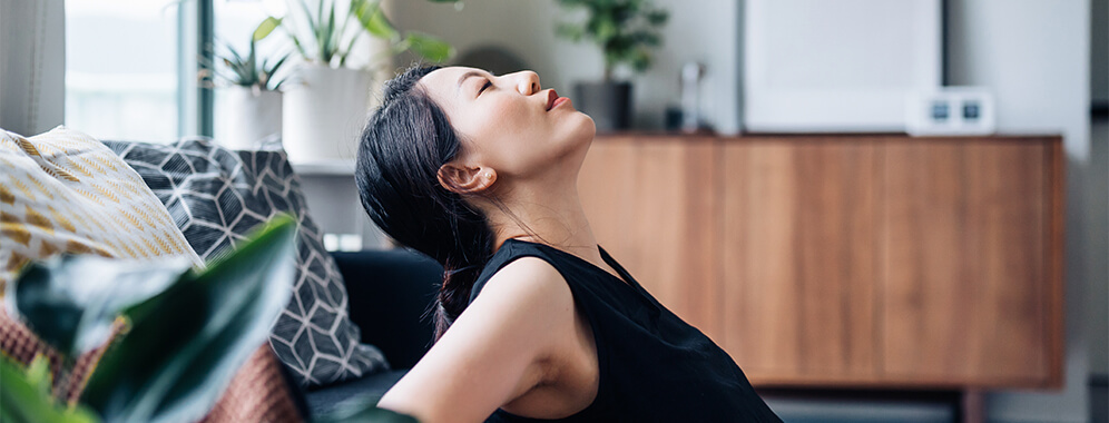 Man sieht eine junge Frau, die sich nach hinten dehnt. 