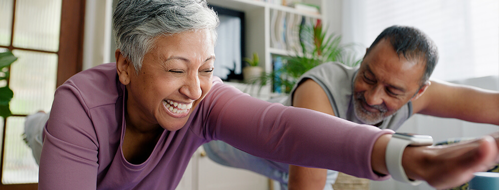 Zwei Personen beim Sport.