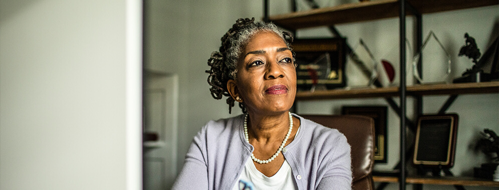 Eine Frau blickt in die Ferne. 