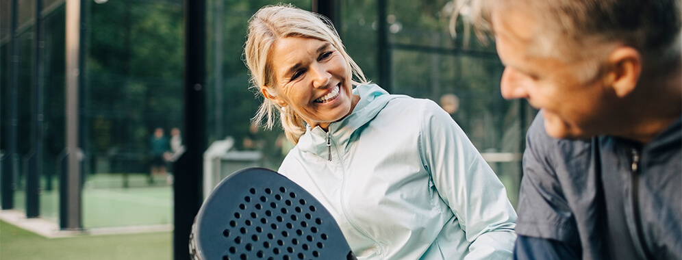 Zwei Personen treiben Sport.