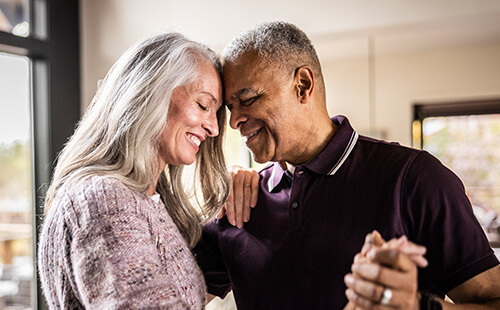 Ein Mann und eine Frau umarmen sich.